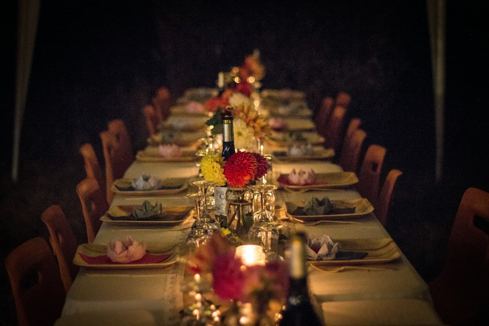 Lange, mit Kerzen gedeckte Tafel für ein Abendessen